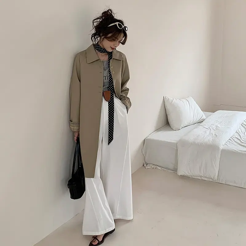 Damen leichter Trenchcoat mit kontrastierten Karomanschetten Drune