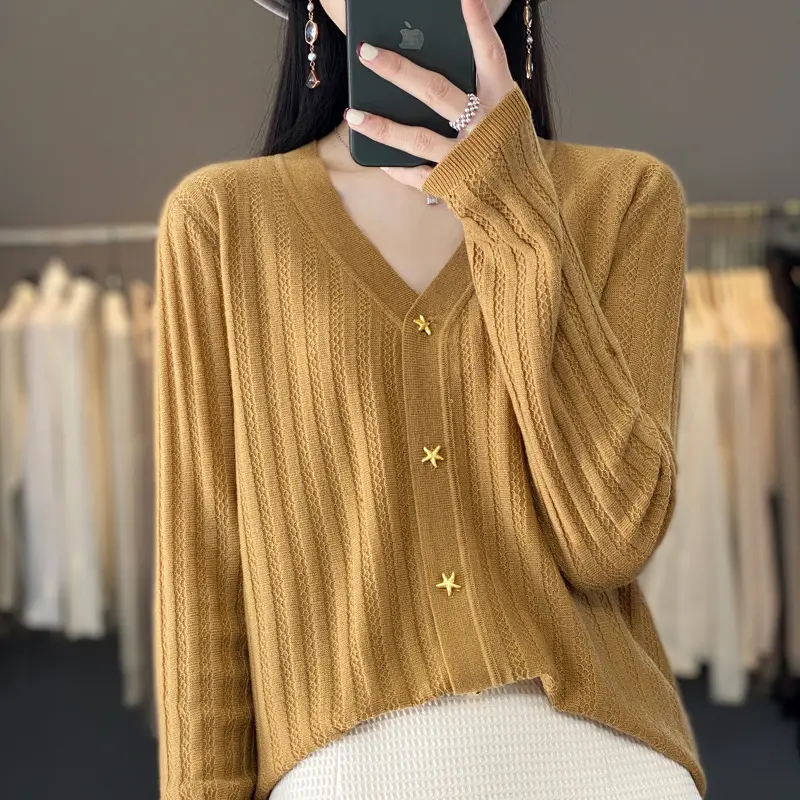 Damen Leichter V‑Ausschnitt-Cardigan mit strukturierter Längsrippe und Sternknöpfen Drune