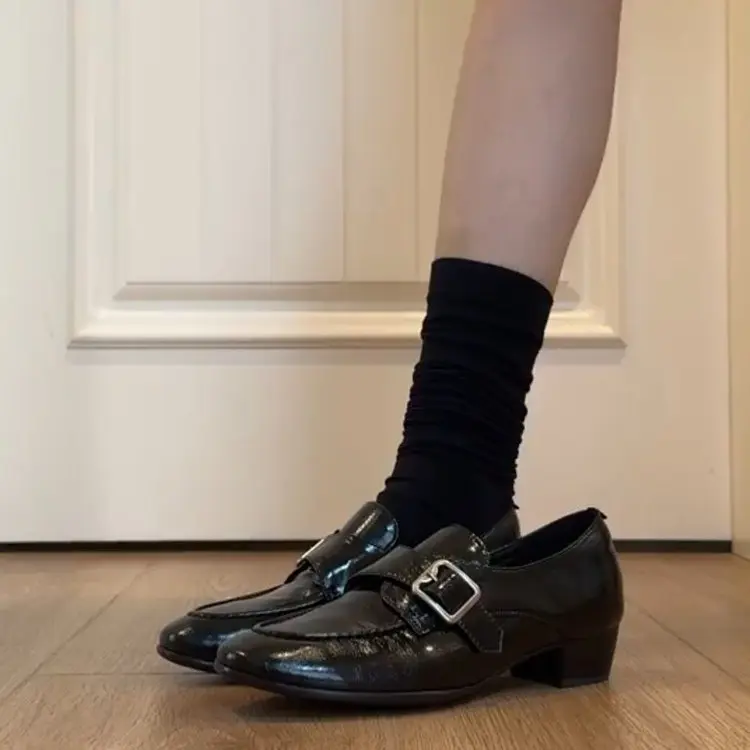 Damen Loafer mit poliertem Finish, dekorativer Metallschnalle und niedrigem Blockabsatz Drune