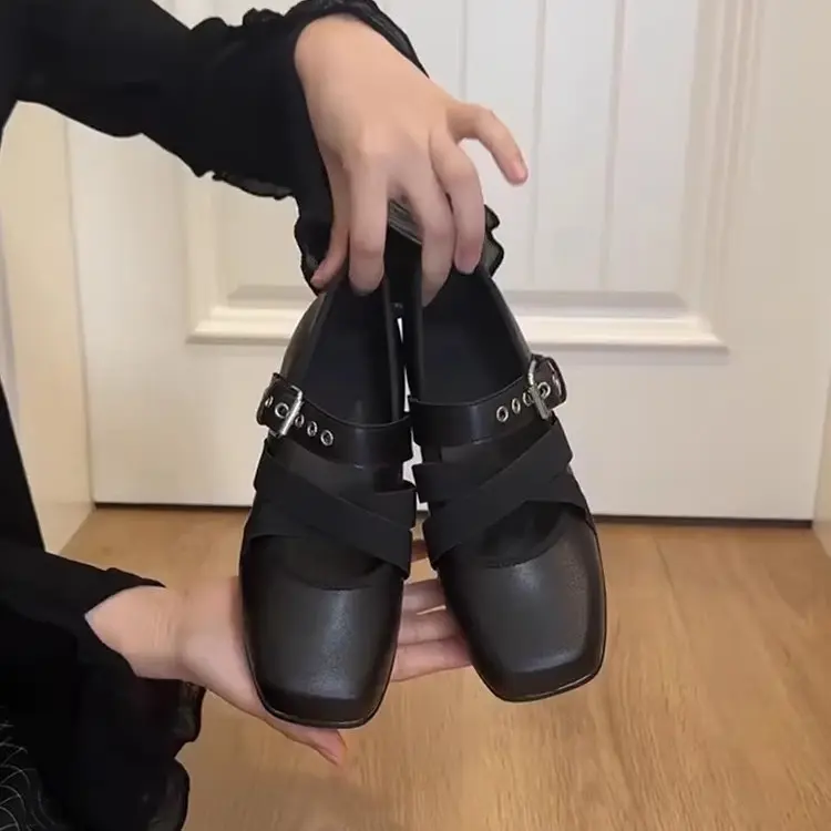 Damen Mary-Jane-Slipper mit quadratischer Zehenpartie, gekreuzten Elastikriemen und Ziergurt Drune