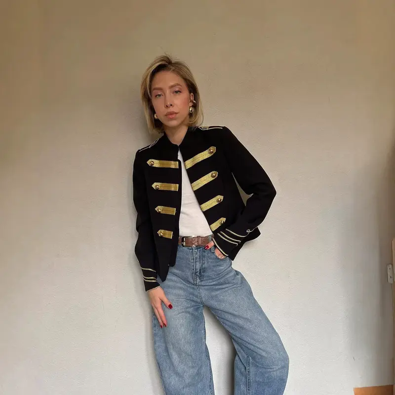 Damen Militärinspirierte Kurzjacke mit Stehkragen und goldenen Zierstreifen Drune