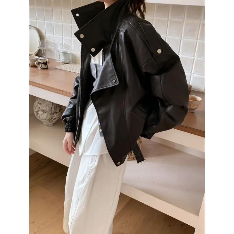 Damen Oversize Bikerjacke aus veganem Leder mit hohem Stehkragen und dekorativen Druckknöpfen Drune