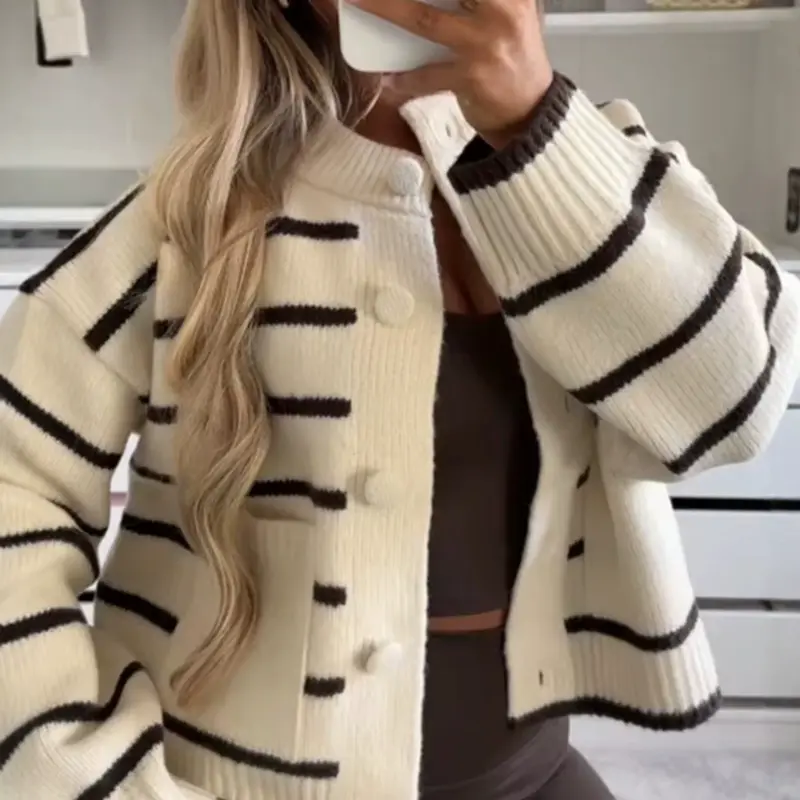 Damen Oversize Cropped‑Strickjacke im Blousonstil mit Kontraststreifen und großen Knöpfen Drune
