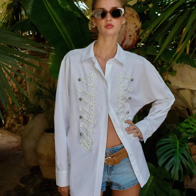 Damen Oversized-Bluse mit dekorativen Froschverschlüssen und Hemdkragen Drune