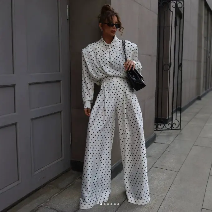 Damen Oversized Satinbluse mit übergroßem spitzem Kragen und Plissée-Detail Drune