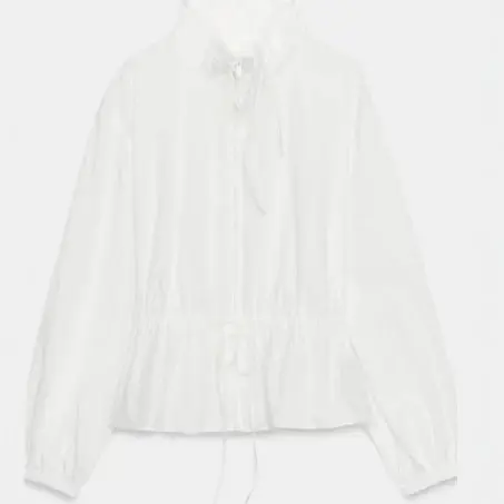 Damen Romantische Baumwoll‑Rüschenbluse mit Highneck, Kordelzugtaillierung und Volant‑Saum Drune