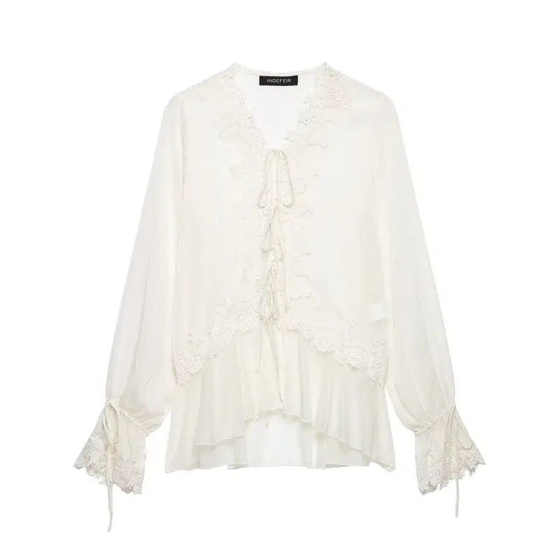 Damen Romantische Chiffonbluse mit Spitzenbesatz, V‑Ausschnitt und Volantstufen Drune