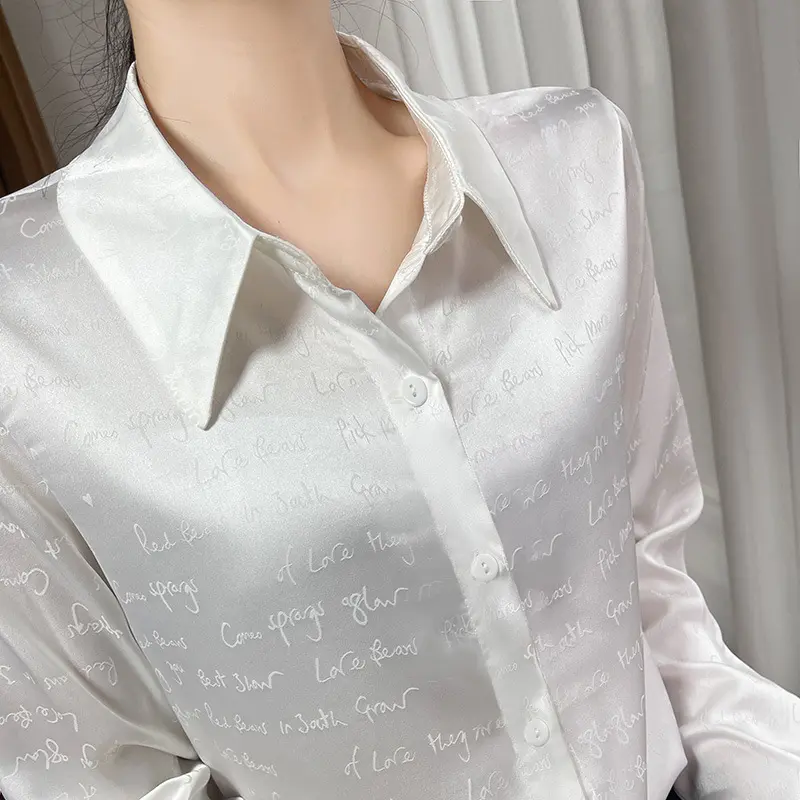 Damen Satinbluse mit zarter Jacquard‑Schrift, spitzem Hemdkragen und durchgehendem Knopfverschluss Drune