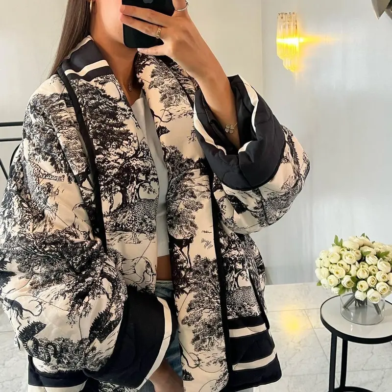 Damen Steppjacke im Kimono‑Stil mit Toile‑de‑Jouy Tierprint, Schalkragen und kontrastierenden aufgesetzten Taschen Drune