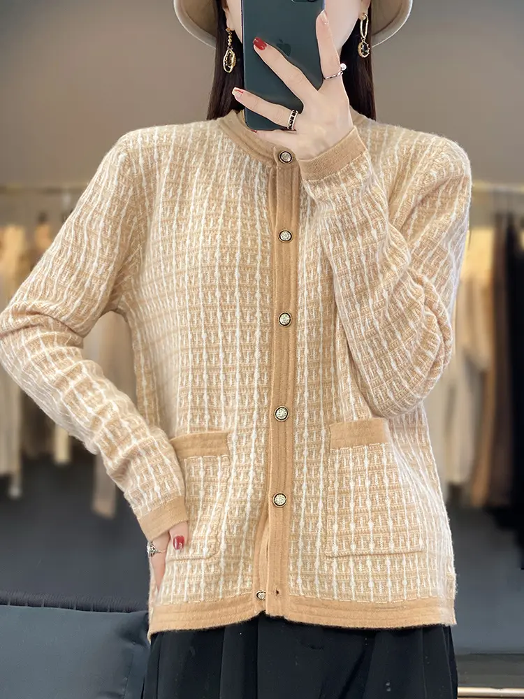 Damen Strickcardigan im Bouclé‑Gittermuster mit Rundhals, Schmuckknopfleiste und aufgesetzten Taschen Drune