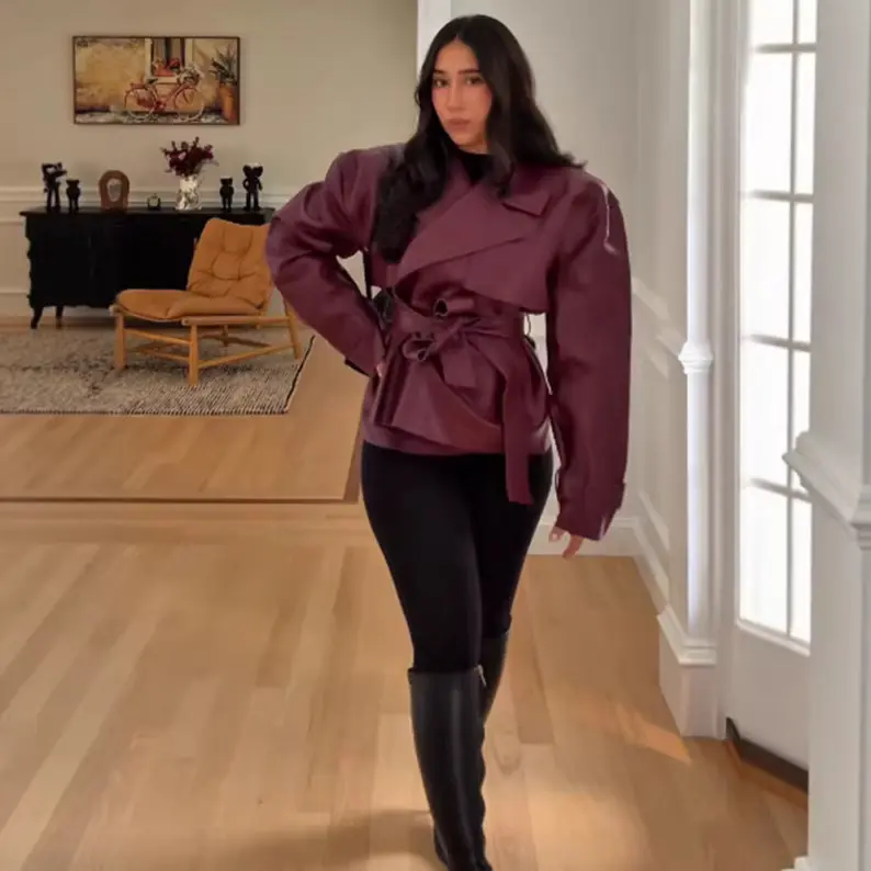 Damen Taillierte kurze Trenchjacke mit Bindegürtel und Cape-Detail aus veganer Lederoptik Drune