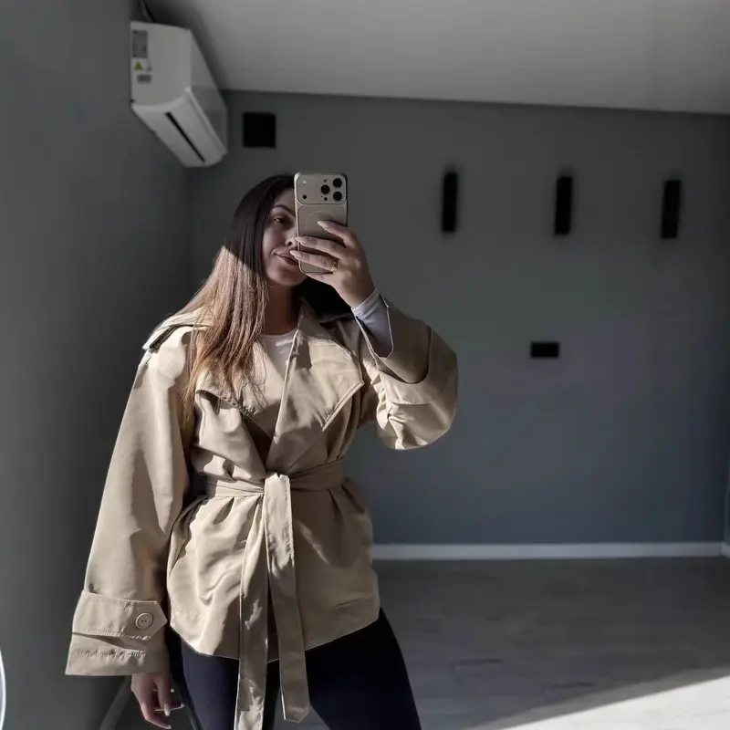 Damen Taillierter Cropped-Trenchcoat mit breitem Revers, Bindegürtel und Schulterklappen Drune