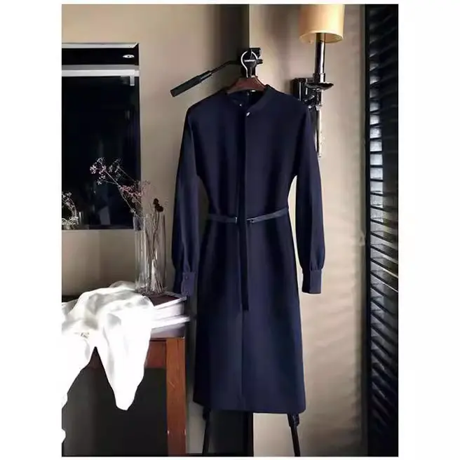 Damen Tailliertes Midikleid mit Stehkragen, verdeckter Knopfleiste und Bindegürtel Drune