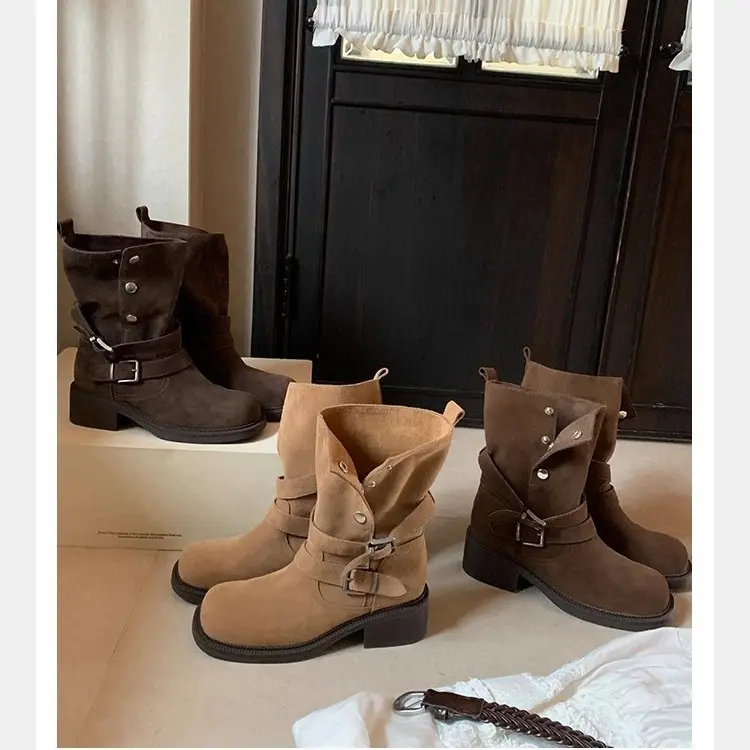Damen Veloursleder-Bikerstiefel mit Schnallen und mittlerem Blockabsatz Drune