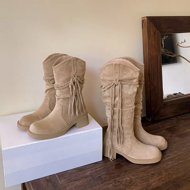 Damen Wadenhohe Veloursleder-Stiefel mit geflochtenem Quastenriemen Drune