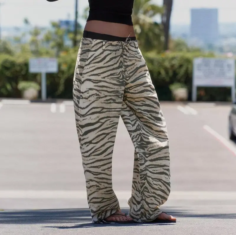 Damen Weite Palazzohose mit Tunnelzugbund, Kordelzügen und animalischem Print Drune