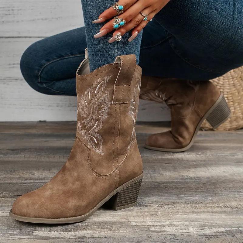 Damen Western-Boots im Vintage-Stil mit Stickerei, Schlupfprofil und leichtem Blockabsatz Drune