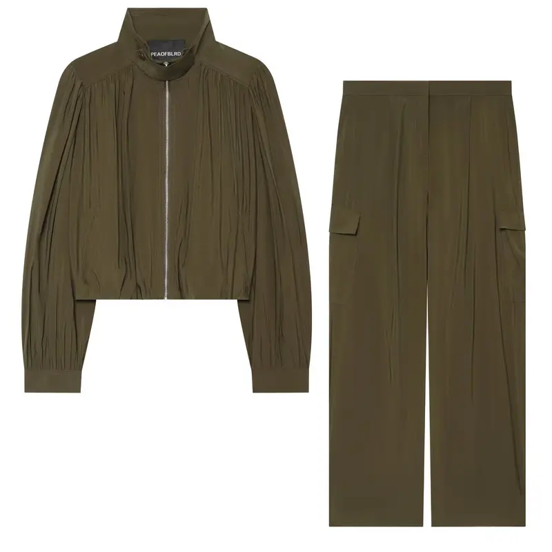 Damen Zweiteiliges Ensemble aus plissiertem Cropped-Blouson mit Stehkragen und weiter Cargo-Hose Drune