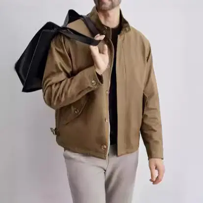 Herren Kurzblouson im Military-Style aus technischem Baumwollmischgewebe mit Stehkragen und verdeckter Reißverschlussblende Drune