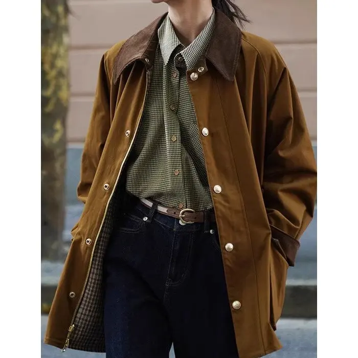Herren kurzer Fieldcoat mit Cordkragen, Druckknopfleiste und aufgesetzten Taschen Drune
