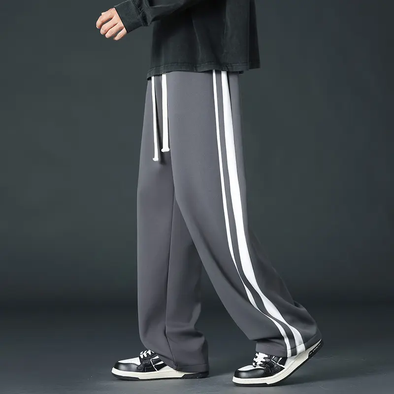Herren Sportliche Relaxed Fit Jogginghose mit seitlichen Streifen