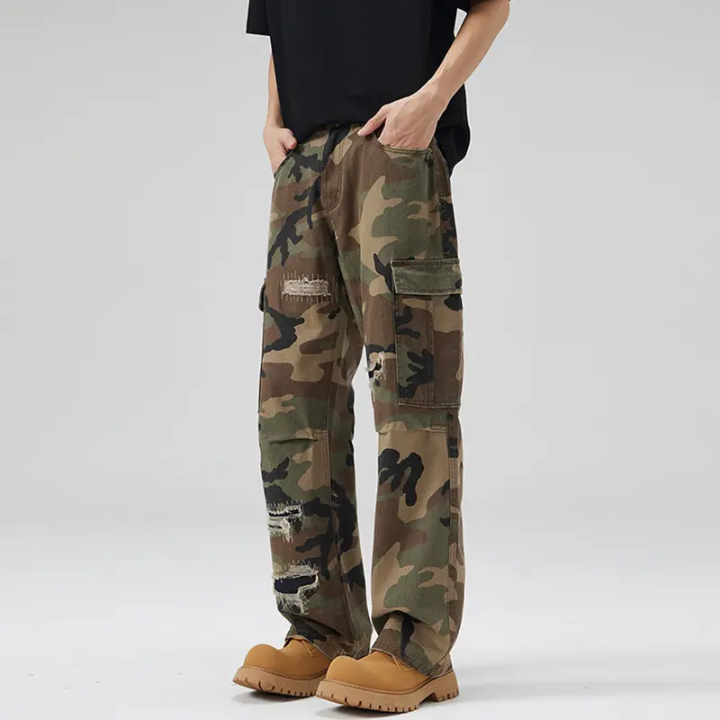 Herren weite Cargo-Hose im Camouflage-Look mit bewusst aufgerissenen Details und großen Pattentaschen Drune