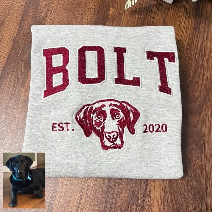 Unisex Besticktes College-Sweatshirt mit Hundeporträt und Vintage-Logo Drune